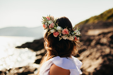 Naklejka premium woman in bridal wreath on beach