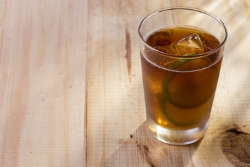 Chá gelado Mate refrescante com rodelas de limão