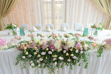 Fototapeta na wymiar Flower decoration at wedding reception