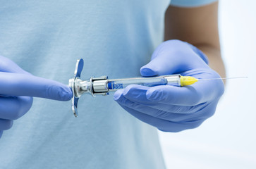 Spritze in der Zahnarztpraxis in den Händen gehalten