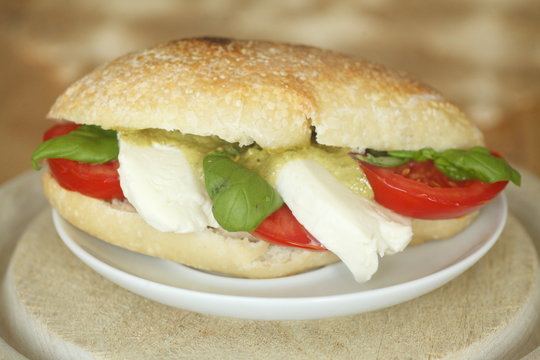 Ciabatta Brot mit Mozzarella Käse und Tomaten belegt
