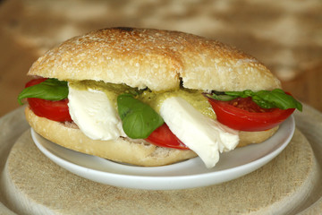 Ciabatta Brot mit Mozzarella Käse und Tomaten belegt