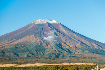 Obraz premium The Mount Fuji of the first snowcap. Shot in the early morning.The shooting location is Lake Yamanakako, Yamanashi prefecture Japan.