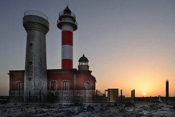 Puesta de sol en el faro del Tostón en El Cotillo, Fuerteventura, Islas Canarias