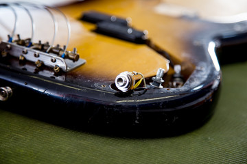 Lutnik naprawia gitarę