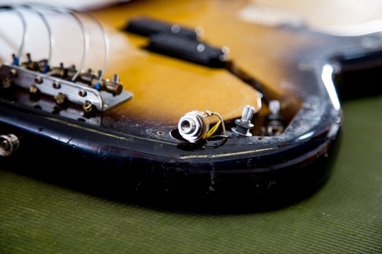 Lutnik naprawia gitarę