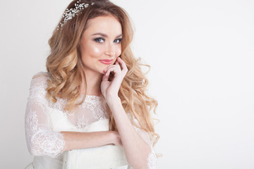 bride in white dress beautiful eyes