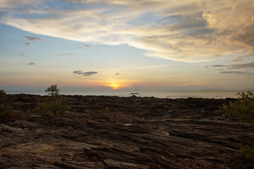 Sonnenuntergang über Felsen