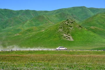 Staubige Piste nahe San-Tash (Kirgisistan)