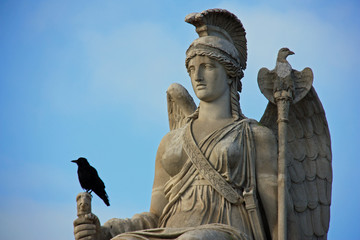 Statue au corbeau au cr&eacute;puscule, jardin des Tuileries &agrave; Paris