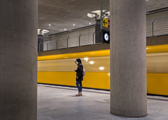 junges Mädchen steht allein auf einem Bahnsteig der U-Bahn in Berlin