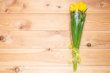 a place for an inscription on the left of the yellow bouquet of