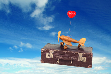 Reisekonzept - Flugzeug mit Herz und Koffer