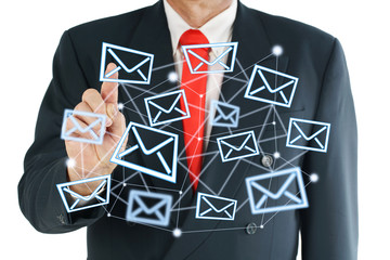 Businessmann berührt fliegende email icons