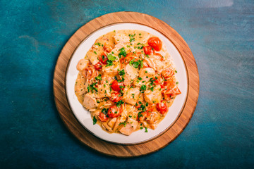 Lachs Sahne mit Tomaten