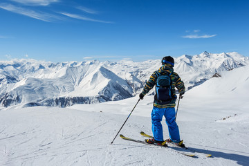 Fototapeta na wymiar Skier standing in front of mountains