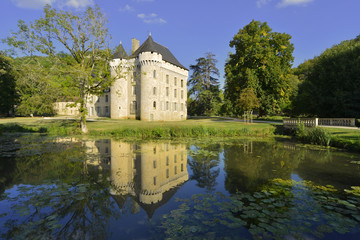 ch&acirc;teau du village de Campagne (24260) et son reflet, d&eacute;partement de la Dordogne, en r&eacute;gion Nouvelle-Aquitaine, France