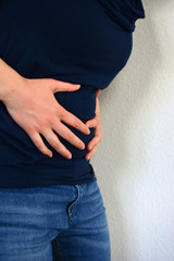 Attraktive Frau leidet an Bauchschmerzen