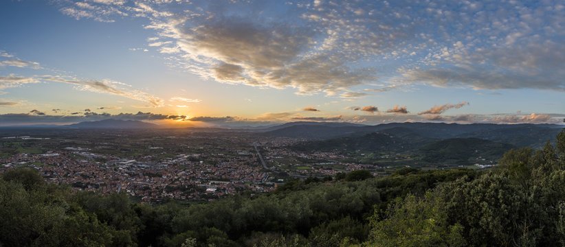 Ampia vista panoramica di Montecatini Terme vista da Montecatini Alto durante un caldo tramonto con cielo sereno e qualche nuvola bianca