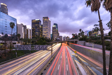 Naklejka premium Śródmieście Los Angeles o zachodzie słońca ze śladami światła samochodu