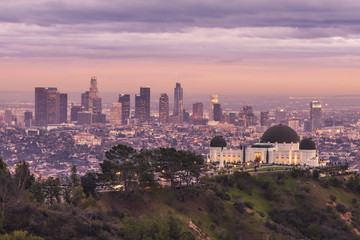 Fototapeta premium Griffith Observatory i panoramę miasta Los Angeles o zachodzie słońca
