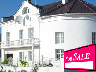 Fototapeta na wymiar Sold Home For Sale Real Estate Sign