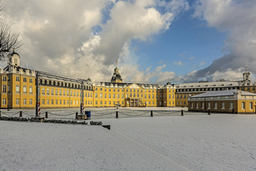 Fototapeta na wymiar Das Karlsruher Schloss im Winter