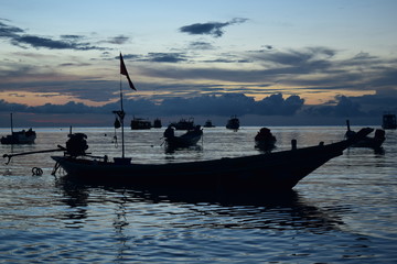 Longtailboote ankern im Sonnenuntergang