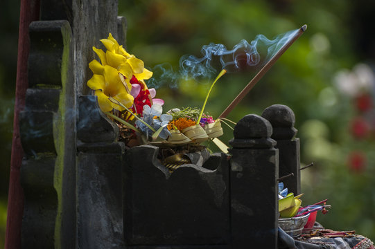 Balinese Hindu Offerings Called Canang. Canang sari is one of the daily offerings made by Balinese Hindus to thank the Sang Hyang Widhi Wasa in praise and prayer and can be seen everywhere in Bali.