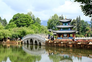 Fototapeta premium Temple and bridge in Lijiang, China 