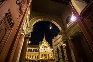 Naklejka premium Thai Royal Grand Place landmark at night with dark sky background landscape