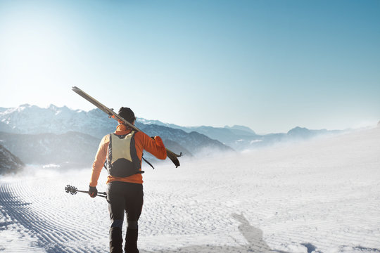 Junger Skifahrer vor Alpenpanorama