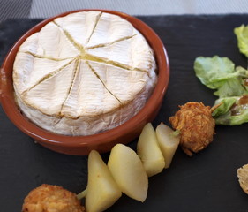 Camembert rôti avec brochette de fruits
