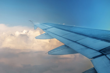 Obraz premium Looking out the window of a plane