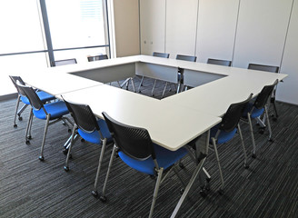 会議用に向かい合わせにしたオフィス机と椅子