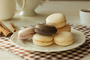 Vanilla and cocoa macarons