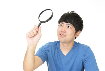 拡大鏡を持つ男性