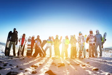Keuken foto achterwand Wintersport Groepsvrienden ski skiërs snowboarders wintersport
