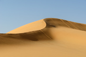 Désert du Moyen-Orient - crête de dunes dans le désert de Liwa, qui fait partie du désert du Rub al Khali ou du désert du quartier vide, à cheval sur les Émirats arabes unis, Oman, le Yémen et l& 39 Arabie saoudite