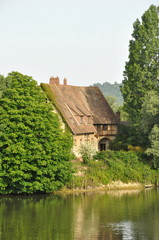 Fototapeta na wymiar Medieval French house on the river 