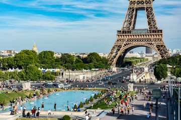 The Trocadero garden with the Eiffel Tower - obrazy, fototapety, plakaty