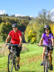 Fototapeta premium Zwei ältere Frauen bei einer Radtour im Herbst