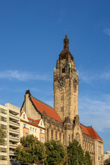 Fototapeta na wymiar Der imposante Turm des Rathauses Berlin-Charlottenburg von Westen
