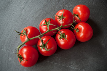 tomates cerises sur ardoise