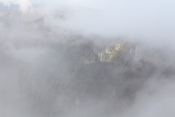 靄がかかる中の滝　奈良県