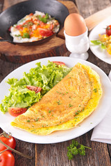 omelet with salad
