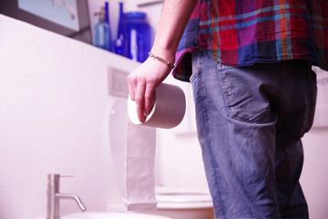 Mann auf der Toilette, Stuhlgang
