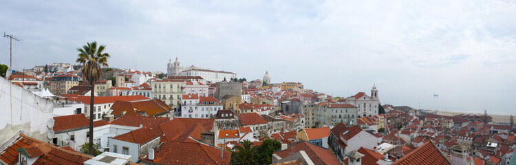 Naklejka na ściany i meble Portogallo, 01/04/2012: skyline di Lisbona con vista sui tetti rossi e i palazzi della Città Vecchia