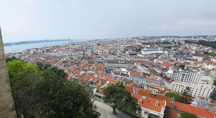 Fototapeta na wymiar Portogallo, 01/04/2012: skyline di Lisbona con vista sui tetti rossi e i palazzi della Città Vecchia