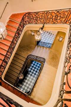 Escalier &agrave; puits central